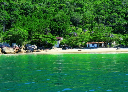 PLaya Ubatuba en São Paulo. Foto de Embratur. Todos los derechos reservados por Visit Brasil