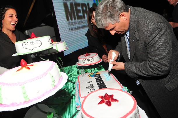 Gobernador Claudio Poggi en el stand de pastelería