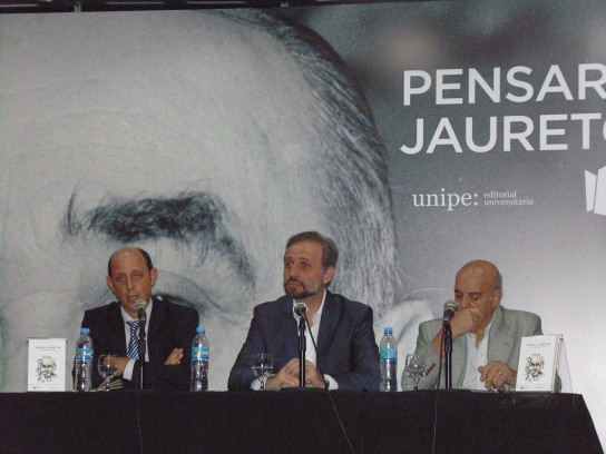 Adrián Cannellotto, rector de la UNIPE, Gustavo Marangoni, presidente del Banco Provincia y Eduardo Romano