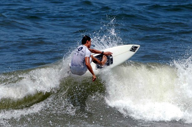 Matinhos:Paraná:Brasil         5.fev.2006 Gilson Braga, segundo lugar, cat. master, durante campeonato paranaense de surf amador Foto:Marcio Machado/SECS