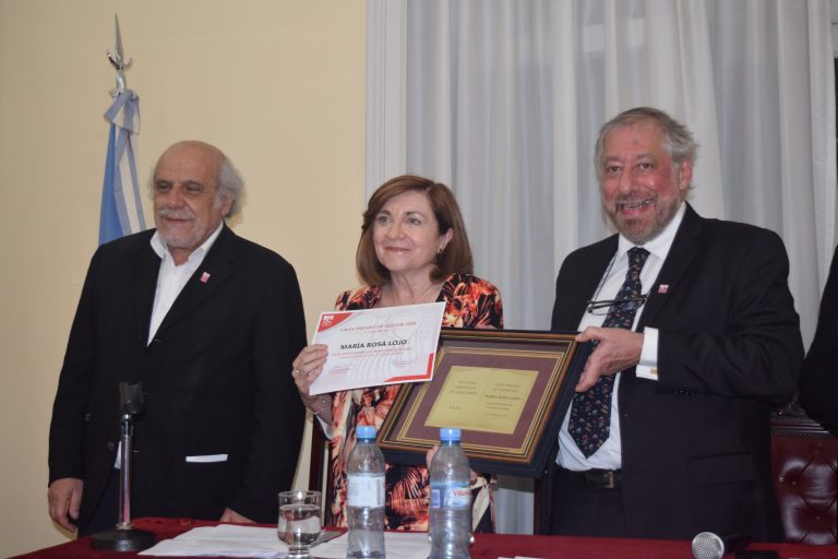 María Rosa Lojo con Alejandro Vaccaro Chao (Presidente SADE) y Ernesto Fernández Núñez (Vicepresidente primero).